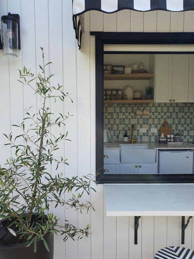 Tiny House With Greenhouse Dining Lower Hutt Exterior photo
